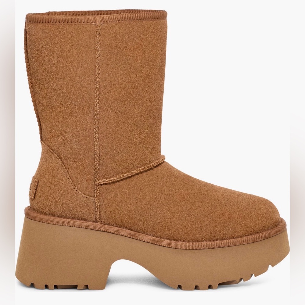 UGG®
Classic New
Heights Short
Boot (Women) NWB - Picture 3 of 6
